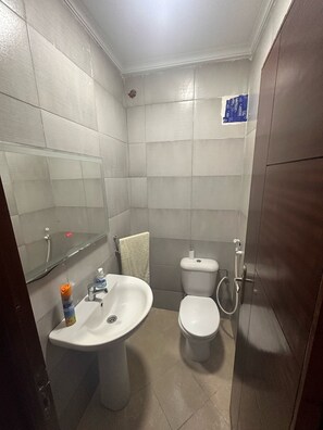 Douche, serviettes fournies, savon, papier toilette