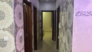 A hallway with patterned walls and a ceiling light. - Residence Ennasr 3 Hay Essalam (Hay Essalam)