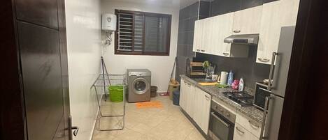 Fridge, oven, stovetop, cookware/dishes/utensils