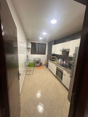 Fridge, oven, stovetop, cookware/dishes/utensils - Residence Ennasr 3 Hay Essalam (Hay Essalam)
