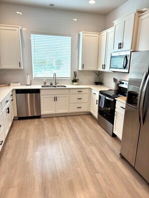 Fridge, microwave, oven, stovetop - Tech Ridge Home Minutes to Major Hospitals & Downtown Austin (Pflugerville)