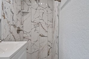 Sèche-cheveux, serviettes fournies, savon, papier toilette
