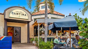 Un restaurante llamado "SEA DOG CANTINA" con asientos al aire libre y un patio.