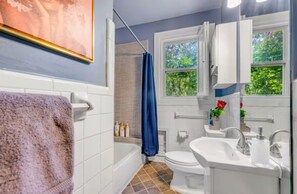 Sèche-cheveux, serviettes fournies, savon, shampoing