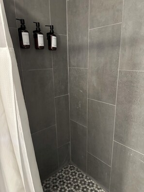 Douche, sèche-cheveux, serviettes fournies, savon