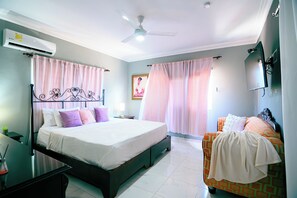 3 habitaciones, escritorio, tabla de planchar con plancha y wifi