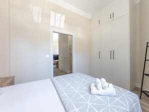 2 habitaciones, tabla de planchar con plancha y cuna de viaje 