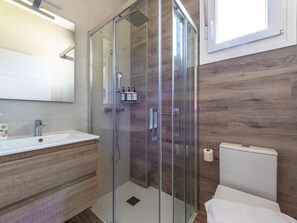 Regadera, secadora de cabello, toallas, shampoo 