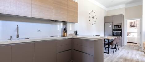 Kühlschrank, Mikrowelle, Ofen, Herdplatte