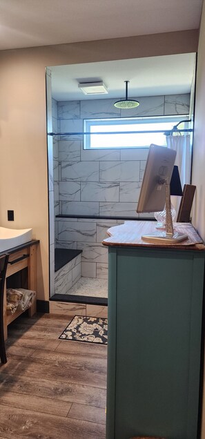 Dusche, Haartrockner, Handtücher, Seife