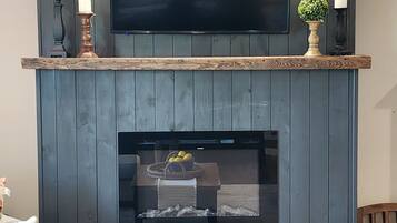 Smart TV, chimenea y monitor de computadora