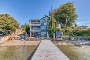 Exterior - Lakeside Oasis~ 3-level home ON the lake! (Lake Stevens)