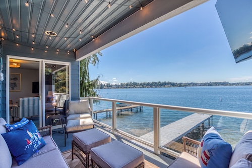 Lakeside Oasis~ 3-level home ON the lake!