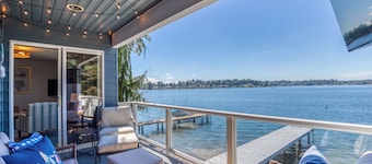 Lakeside Oasis~ 3-level home ON the lake!