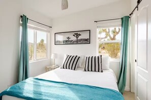 3 bedrooms, iron/ironing board, WiFi, bed sheets - Santuario - Seclusion with hot tub, pool, and more in Joshua Tree (Joshua Tree)