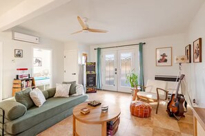 Smart TV - Santuario - Seclusion with hot tub, pool, and more in Joshua Tree (Joshua Tree)