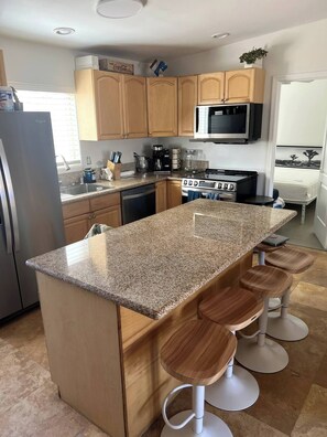 Micro-ondes, four, plaque de cuisson, lave-vaisselle