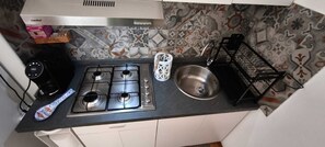 Een microgolfoven, een oven, een kookplaat
