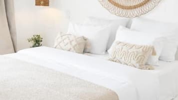 Deluxe Double Room, Balcony, Lake View | Free WiFi, bed sheets