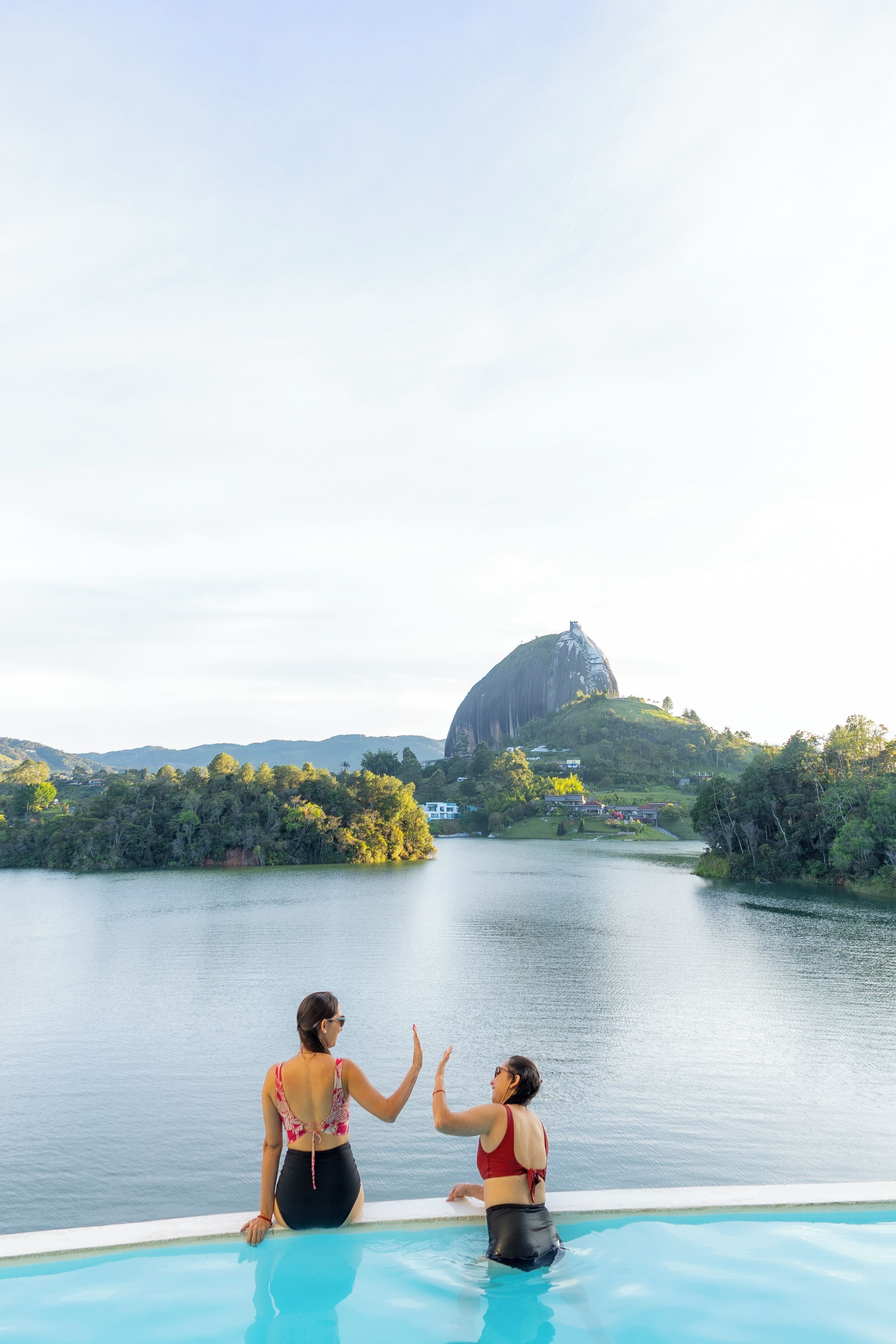 Una piscina al aire libre, sillones reclinables de piscina