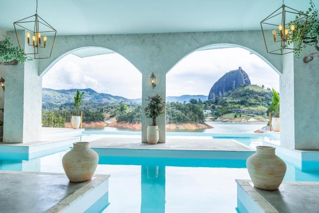 Una piscina al aire libre, sillones reclinables de piscina