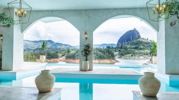 Una piscina al aire libre, sillones reclinables de piscina