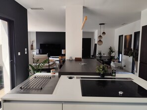 Kühlschrank, Mikrowelle, Ofen, Herdplatte