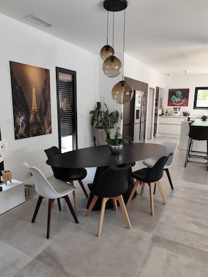 Dining - Between Nîmes and Montpellier, 8-person air-conditioned villa with swimming pool. (Nages-et-Solorgues)