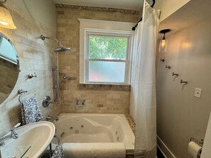 Shower, jetted bath, hair dryer, towels - Spacious, Modern & Convenient Retreat in Historic Lebanon, TN, Sleeps 12 (Lebanon)