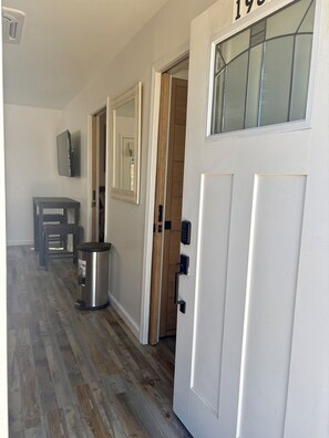 Interior - Cozy Carriage House Retreat, Fenced Yard, Pet Friendly  Shops & Beaches Nearby (Panama City)