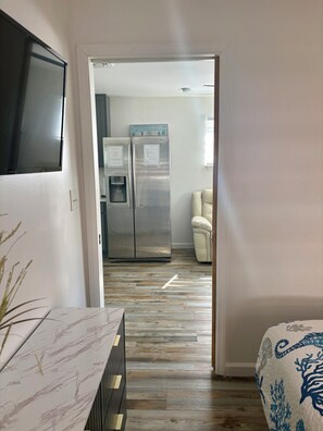 Interior - Cozy Carriage House Retreat, Fenced Yard, Pet Friendly  Shops & Beaches Nearby (Panama City)