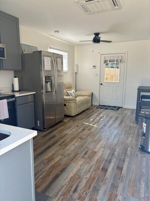 Interior - Cozy Carriage House Retreat, Fenced Yard, Pet Friendly  Shops & Beaches Nearby (Panama City)