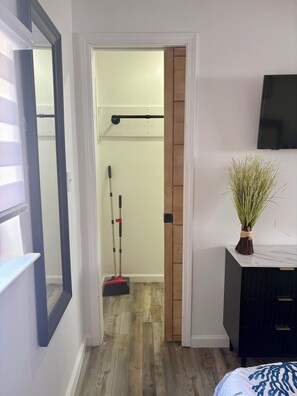 Room - Cozy Carriage House Retreat, Fenced Yard, Pet Friendly  Shops & Beaches Nearby (Panama City)