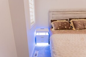 5 bedrooms, iron/ironing board, WiFi, bed sheets