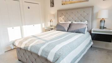 5 habitaciones, tabla de planchar con plancha, wifi y ropa de cama
