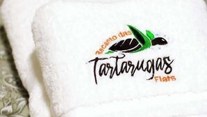 Une serviette blanche ornée d’un logo et d’un texte.