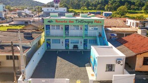 Un immeuble sur lequel on peut lire l’inscription : « Recanto das Tartarugas Flats ».