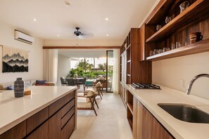 Refrigerador, microondas, parrilla de estufa y cafetera y tetera 