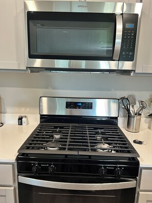 Geladeira, micro-ondas, fogão, cooktop