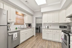 Microonde, forno, piano cottura, lavastoviglie