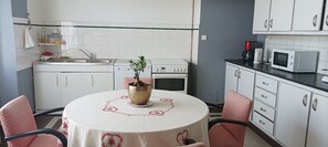 Microondas, horno, placa de cocina, lavavajillas