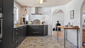 Fridge, microwave, stovetop, dishwasher
