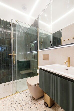 Dusche, Haartrockner, Handtücher, Seife