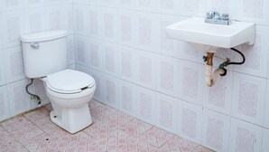 Une petite salle de bain avec des toilettes et un lavabo.
