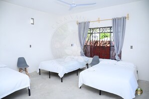 Tabla de planchar con plancha, wifi gratis, ropa de cama