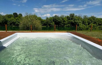 Bain à remous extérieur