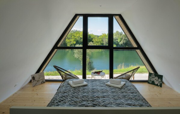 2 bedrooms, travel crib, free WiFi