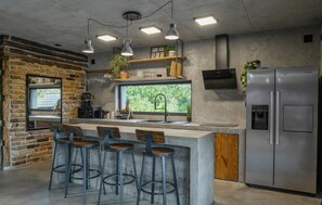 Refrigerador, horno, lavavajillas y cafetera y tetera 