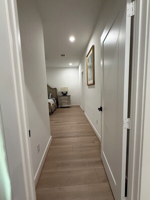 3 habitaciones, tabla de planchar con plancha, wifi y ropa de cama 
