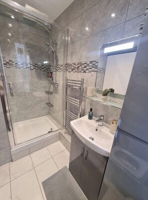 Hair dryer, towels, soap, toilet paper - Moro Luxe Homes (London)